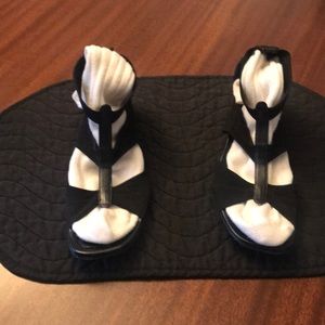 Donald Pliner opened toe shoes